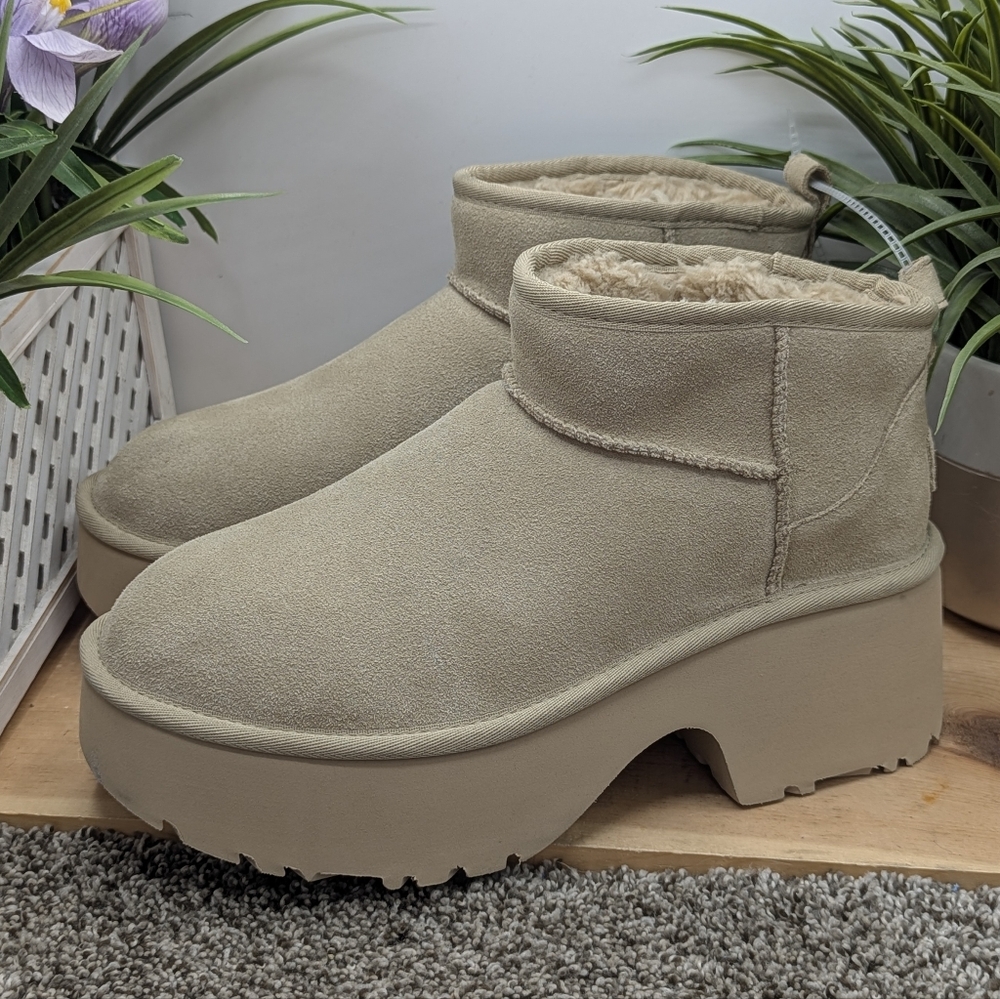 UGG Classic Ultra Mini Platform Women's Size 10 Heeled Platform Lined Boots